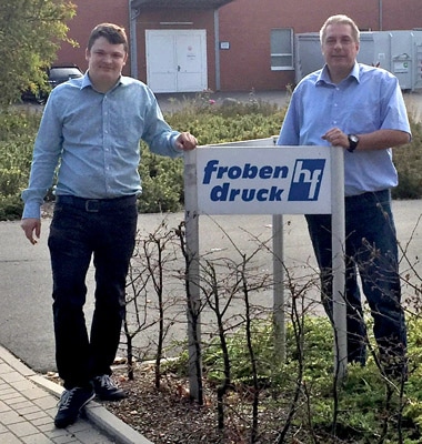 Timo Wolfsdorf (l.), Geschäftsführer Froben Druck und Sven Skorniakow, Technischer Vertrieb, Dortschy, vor der Druckerei in Ottersberg (Quelle: Dortschy)