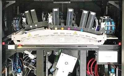Blick in den Druckturm mit der Domino Inkjet-Druckeinheit 