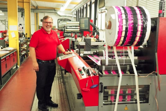 Dirk Handler, Geschäftsführer der Etikettenfabrik Küchler, neben einer seiner drei Codimag-Viva-Aniflo-420-Druckmaschinen