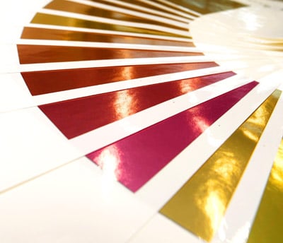 EcoLeaf-Farbfächer, der zeigt, dass mit Actega EcoLeaf zahlreiche Farbtöne erzeugt werden können (Quelle: Actega) 