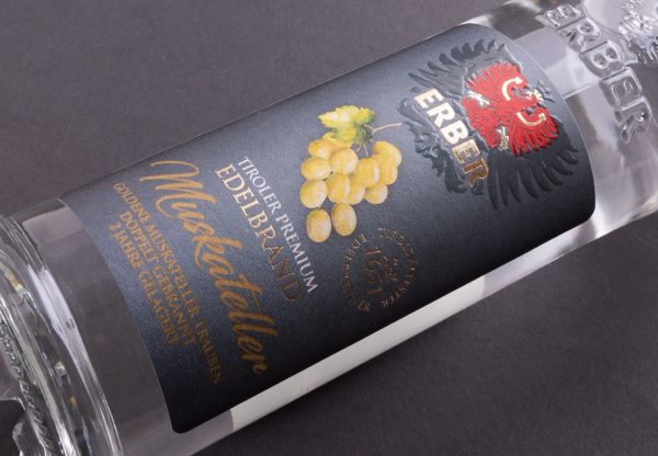 Eine der herausragenden Weinetiketten, die stellvertretend für viele weitere ausgezeichnete Produkte stehen (Quelle: Marzek Etiketten+Packaging) 