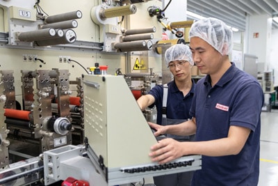Die Produktion in China orientiert sich an deutschen Maßnahmen bezüglich Qualität und maschineller Ausstattung (Quelle: Schreiner Group) 