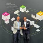 Serge Clauss (l.) und Christoph Gamper, CEO und Miteigentümer der Durst Group, nehmen die Auszeichnung entgegen (Quelle: Durst Group)