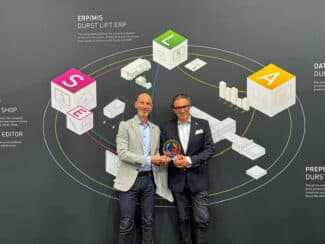 Serge Clauss (l.) und Christoph Gamper, CEO und Miteigentümer der Durst Group, nehmen die Auszeichnung entgegen (Quelle: Durst Group)
