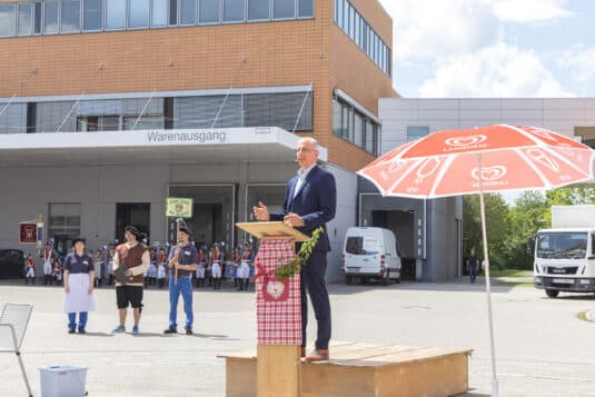 Geschäftsführer Roland Schreiner hieß alle Gäste willkommen. Ihm ist die gute Ausbildung ganz persönlich ein wichtiges Anliegen (Quelle: Schreiner Group)