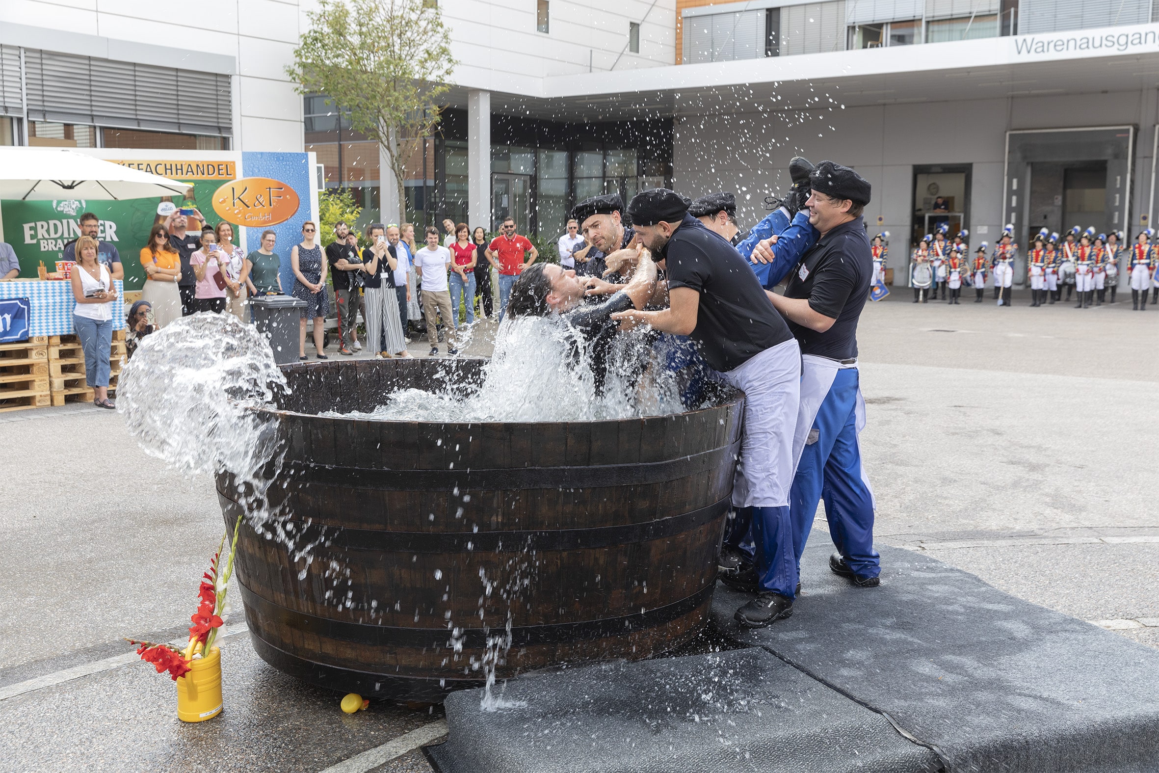 „Ab ins Kühle Nass“ hieß es für die Auszubildenden der Schreiner Group. Mit dem Bad im Wasserbottich werden sie von ihren Fehlern in der Ausbildungszeit reingewaschen (Quelle: Schreiner Group)