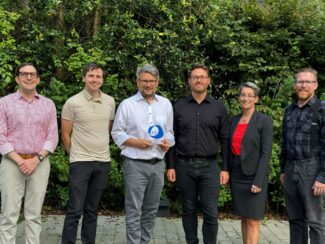 Das Gewinnerteam des Altana Innovation Award gemeinsam (v.l.n.r.) Ben Lux, Nils Conrad, Dr. Rüdiger Wittenberg, Marius Würzburg, Dr. Petra Severit, Hendrik Neuelmann (Quelle: Altana AG)