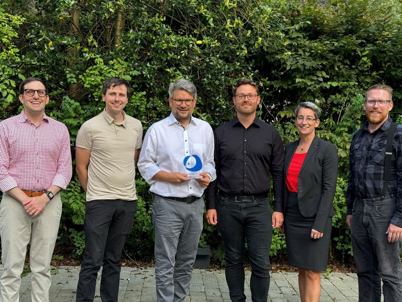 Das Gewinnerteam des Altana Innovation Award gemeinsam (v.l.n.r.) Ben Lux, Nils Conrad, Dr. Rüdiger Wittenberg, Marius Würzburg, Dr. Petra Severit, Hendrik Neuelmann (Quelle: Altana AG)