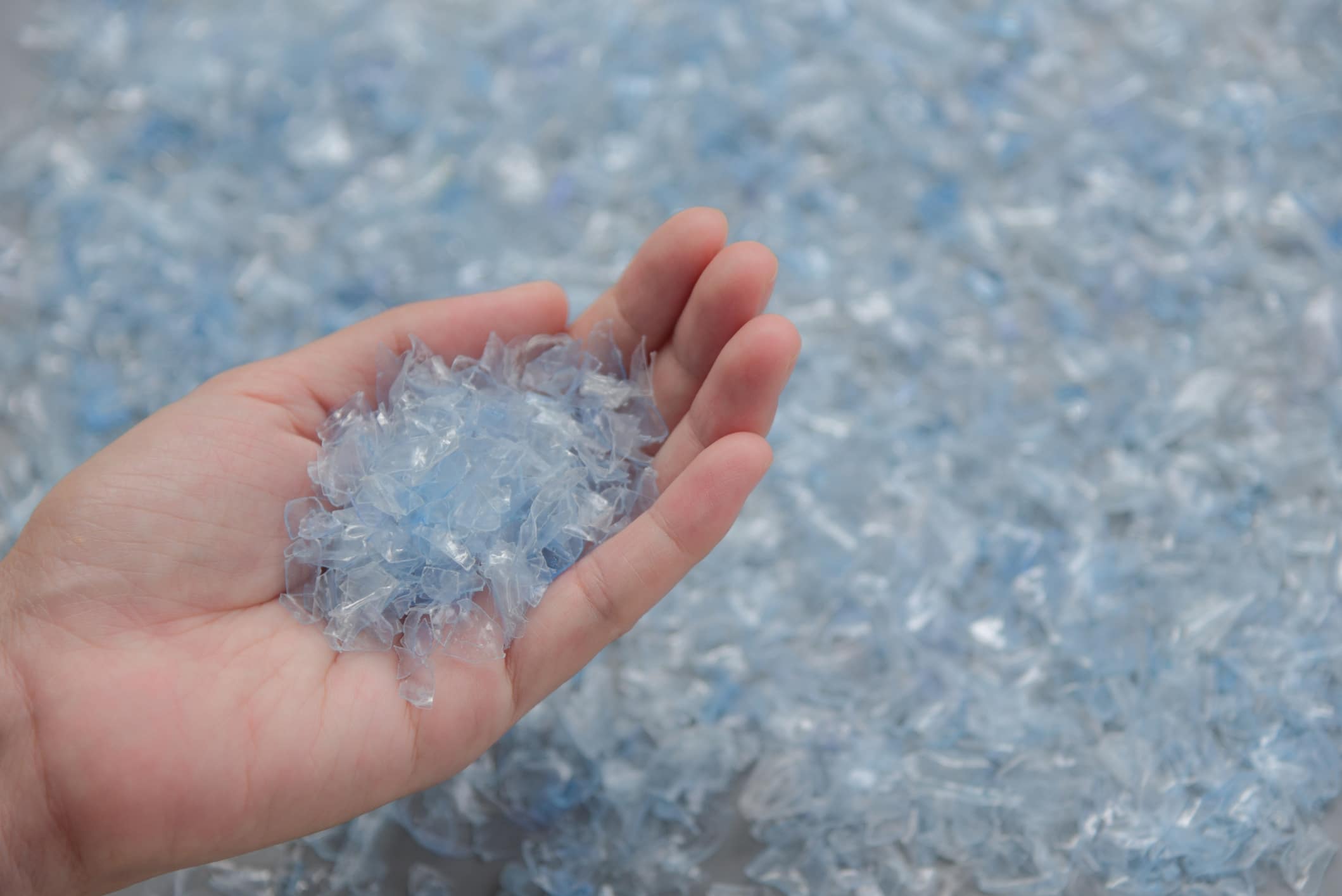 Recyclers Traum und Voraussetzung für einen Materialkreislauf: reine PET-Flakes, ohne Druckfarben, ohne Etikettenreste. Sechs verschiedene durch das Cyclos-HTP Institut zertifizierte Wash-off Haftmaterialien von Herma machen es möglich (Bildquelle: iStock/ RecycleMan)