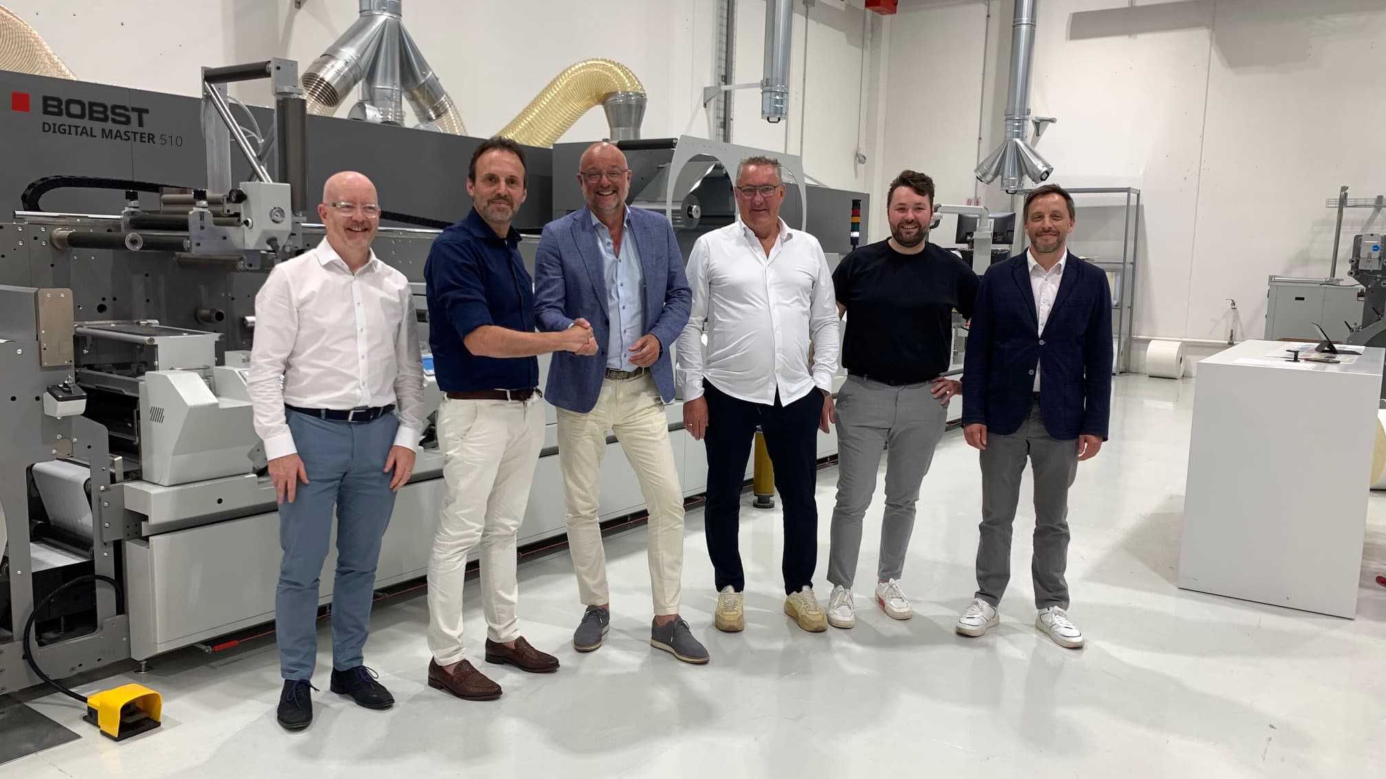 V.l.n.r : Nigel Tracey, Bobst NMW Technology Sales Director; Matteo Cardinotti, Bobst NMW PL Head; Armand van Huut, Geostick CEO; Cees Schouten, Geostick COO; Tommy Schouten Geostick Production Manager; Koen Vlieghe, Bobst Zone Business Director Labels (Quelle: Bobst)