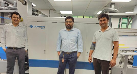 Sanjay Kikani and Tushar Sutariya an der neuen Domino N610i (Quelle: Domino) 