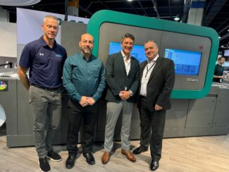 Dantex und Global Graphics Software feiern ihre neue Partnerschaft unter anderem auf der Labelexpo Americas 2024. V.l.n.r.: Mike Agness, Hybrid Software, Joe Sanchez und Ben Danon, Dantex Group und Justin Bailey von Global Graphics Software feiern ihre neue Partnerschaft vor der digitalen UV-Inkjet-Druckmaschine Pico auf dem Dantex-Stand auf der Labelexpo Americas 2024. (Quelle: Dantex)