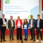 V.l.n.r.: KEI-Leiter Jakob Flechtner präsentiert zusammen mit Prof. Dr. Christian Wuppermann, Dr. Beate Baron, Anna Malakhova-Lehe, Dr. Tobias Fleiter und Felix Kaiser die Studie „Flexibilisierung elektrifizierter Industrieprozesse