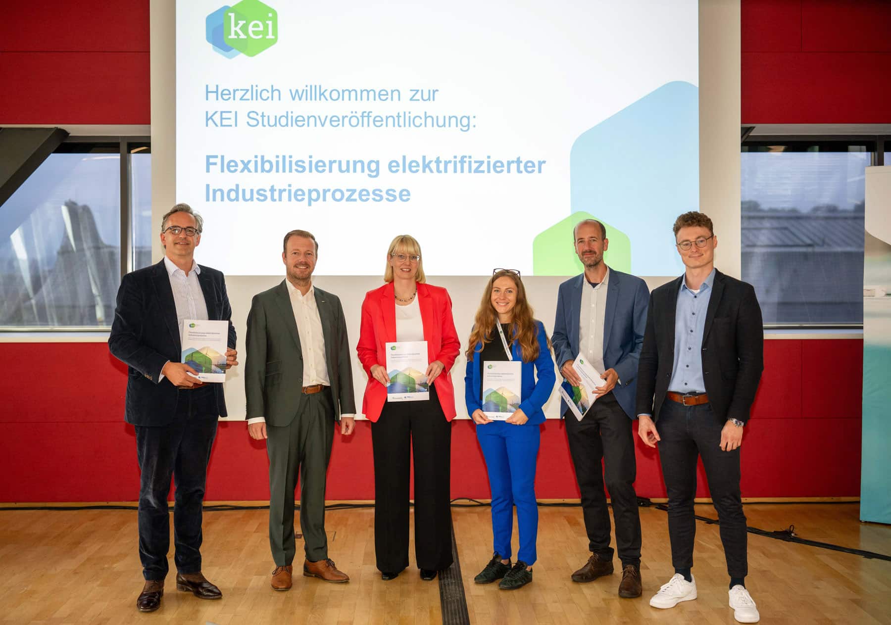 V.l.n.r.: KEI-Leiter Jakob Flechtner präsentiert zusammen mit Prof. Dr. Christian Wuppermann, Dr. Beate Baron, Anna Malakhova-Lehe, Dr. Tobias Fleiter und Felix Kaiser die Studie „Flexibilisierung elektrifizierter Industrieprozesse" an der RWTH Aachen (Quelle: KEI|Toni Kretschmer)