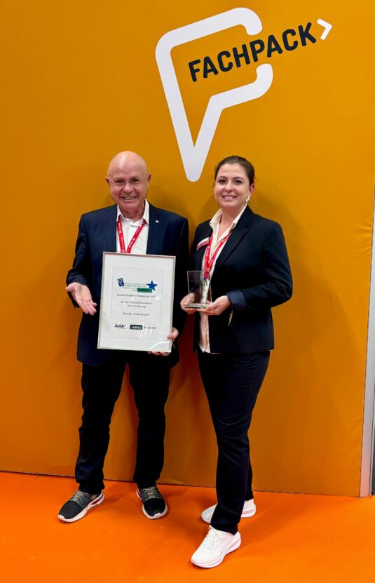 Green Star Award – im Rahmen der Fachpack wurde Marzek Etiketten+Packaging für sein Traubenpapier mit dem Green Star Award ausgezeichnet. Im Bild: Dr. Johannes Michael Wareka, CEO und Stefanie Wareka MSc, Marketing und Kommunikation, Marzek Etiketten+Packaging  (Quelle: Marzek Etiketten+Packaging)