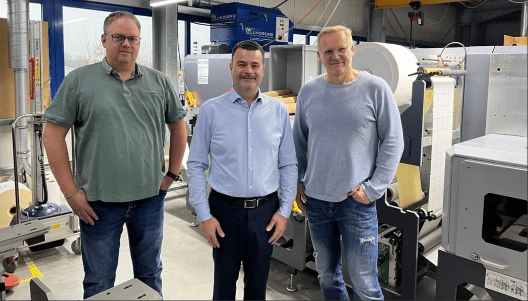 Von links: Sven Ruhl, General Manager print-ID; Sandro Trenna, Sales Manager Graficon Maschinenbau AG und Johannes Hess, General Manager print-ID (Quelle: Grafotronic)