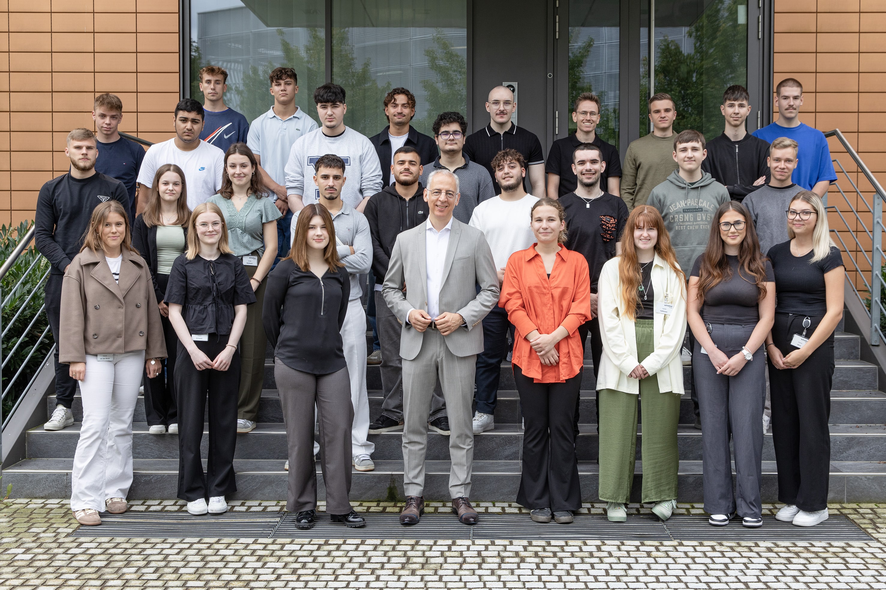 28 neue Azubis haben bei dem Familienunternehmen ihre Ausbildung angefangen – sowohl für den Hauptsitz in Oberschleißheim, als auch für den Produktionsstandort in Dorfen (Quelle: Schreiner Group)