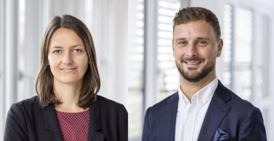 Sarina Diebold, Product Owner Paper Pouches, und Product Manager Niklas Mößner, beide Faller Packaging, stehen bei den Webinaren für Informationen, Fragen und Anregungen zur Verfügung  (Quelle: Faller Packaging)