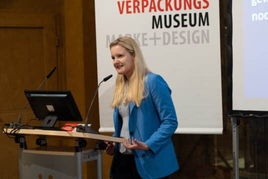 Friederike Driftmann-Egelhoff, CEO der Peter Kölln GmbH, präsentierte den neuen Markenauftritt (Quelle: Deutsches Verpackungs-Museum)