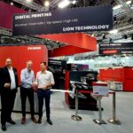 V.l.: Ser van de Graaf, Sales Manager Labels, Graphic Arts and Carton Packaging, Benelux, UK & Ireland, Xeikon;  Tom Allum, Vorsitzender, Abbey Labels) und Hans Gerinckx, VP Sales Labels & Packaging, Xeikon (Quelle: Xeikon)