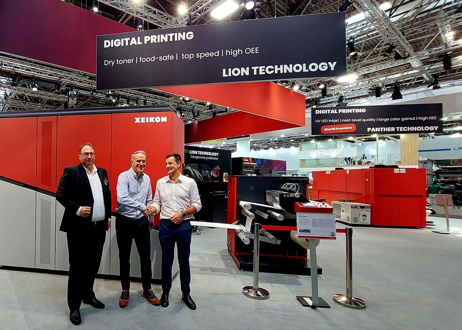 V.l.: Ser van de Graaf, Sales Manager Labels, Graphic Arts and Carton Packaging, Benelux, UK & Ireland, Xeikon;  Tom Allum, Vorsitzender, Abbey Labels) und Hans Gerinckx, VP Sales Labels & Packaging, Xeikon (Quelle: Xeikon)