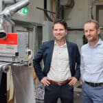 Christian Kröger, BST (links), und Mathias Baur, Projektingenieur bei Krämer Druck (rechts), vor einer Druckmaschine mit einem TubeScan-4k-Inspektionssystem