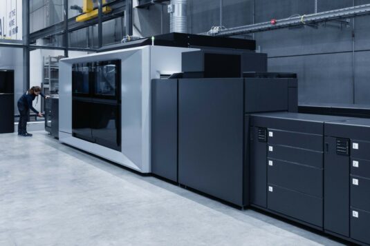 Auf der drupa 2024 präsentiert Heidelberg die Jetfire 50 für den industriellen Digitaldruck. Heidelberg ist damit Gesamtanbieter für alle relevanten Technologien in der Druckbranche (Quelle: Heidelberg)