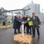 Drücken gemeinsam den symbolischen Start-Knopf für das umgebaute Heizraftwerk – v.l.n.r. Frank Lendowski (Vorstand Finanzen & Verwaltung, Koehler-Gruppe), Kai Furler (Vorstandsvorsitzender, Koehler-Gruppe), Dr. Nikolas Stoermer (1. Landesbeamter Ortenaukreis), Dr. Stefan Karrer (Vorstand Technik, Koehler-Gruppe), Hartmut Felsch (Werkleiter Standort Oberkirch, Koehler Paper) und Gregor Bühler (Oberbürgermeister Oberkirch). Quelle: Koehler-Gruppe