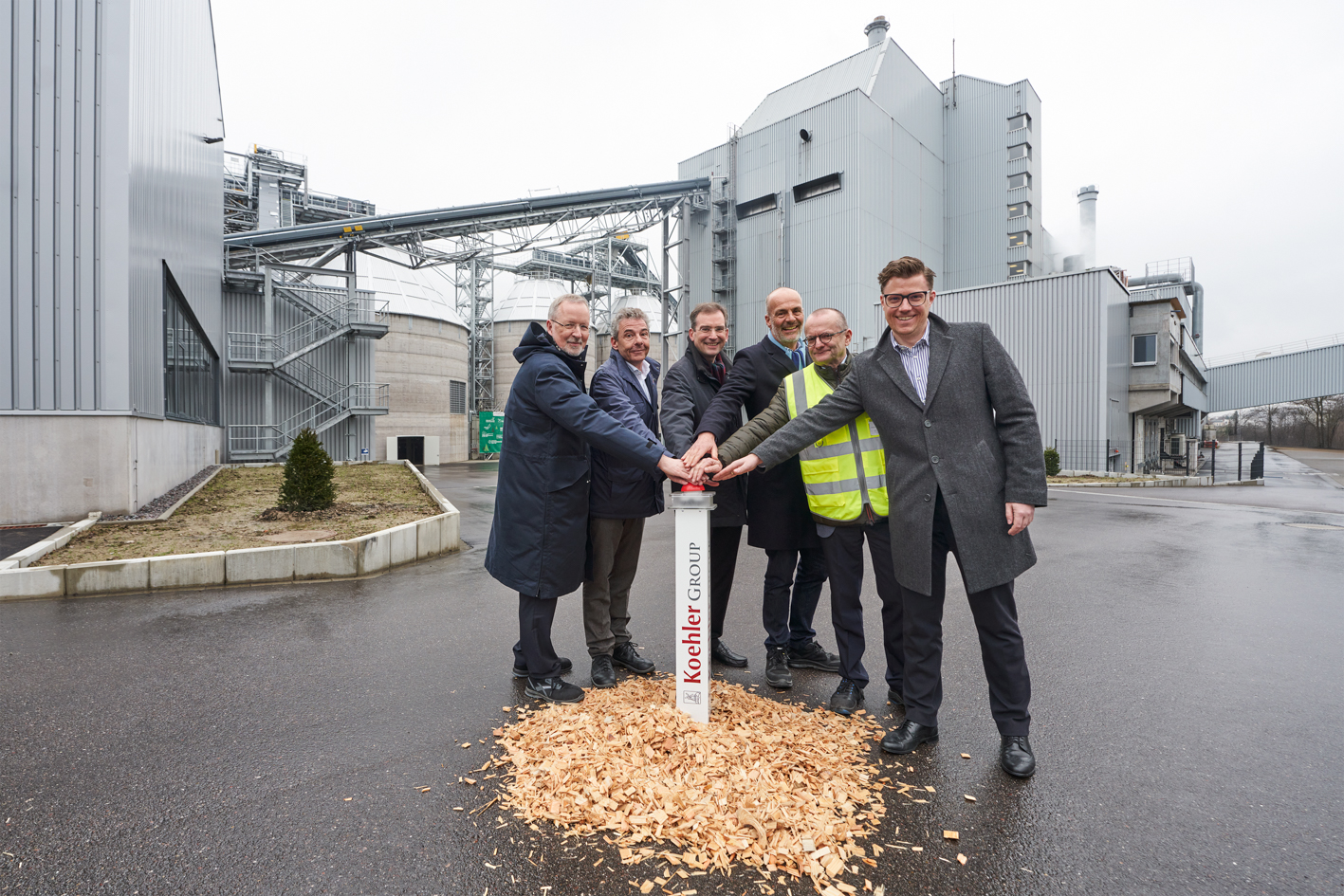 Drücken gemeinsam den symbolischen Start-Knopf für das umgebaute Heizraftwerk – v.l.n.r. Frank Lendowski (Vorstand Finanzen & Verwaltung, Koehler-Gruppe), Kai Furler (Vorstandsvorsitzender, Koehler-Gruppe), Dr. Nikolas Stoermer (1. Landesbeamter Ortenaukreis), Dr. Stefan Karrer (Vorstand Technik, Koehler-Gruppe), Hartmut Felsch (Werkleiter Standort Oberkirch, Koehler Paper) und Gregor Bühler (Oberbürgermeister Oberkirch). Quelle: Koehler-Gruppe