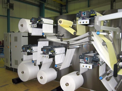 Zusammenfügen verschiedener Materialien zur Herstellung von Luftfiltern für die Automobilindustrie