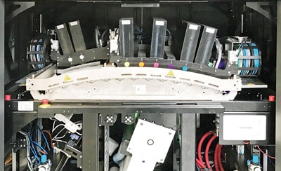 Blick in den Druckturm mit der Domino Inkjet-Druckeinheit