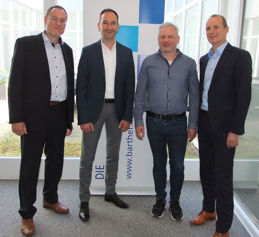 Haben die Qualitätssicherung mit den TubeScan-Systemen gemeinsam von der Bahnbeobachtung hin zur 100%-Inspektion kontinuierlich ausgebaut (von links nach rechts): Dr. Stephan Krebs, Mischa Barthel, Friedhelm Schmitz und Kai Prahl