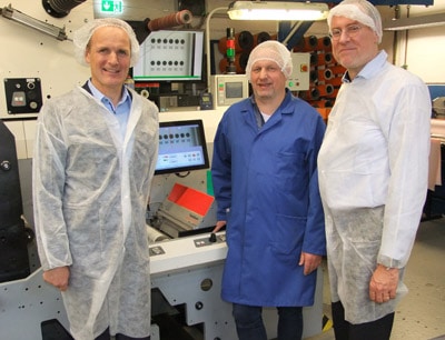 Die Barthel Gruppe setzt heute in mehreren Konfektioniermaschinen TubeScan-Systeme für die Endkontrolle ein. Das Bild zeigt Friedhelm Schmitz (Mitte), Leiter der Qualitätssicherung der Unternehmensgruppe, mit Nyquist Systems-Geschäftsführer Dr. Stephan Krebs (rechts) und Kai Prahl von BST eltromat