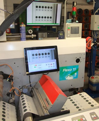 Mit TubeScan-Systemen stellt die Barthel Gruppe heute in mehreren Konfektionier- und Druckmaschinen sicher, dass keine fehlerhaften Etiketten zu den Kunden vordringen