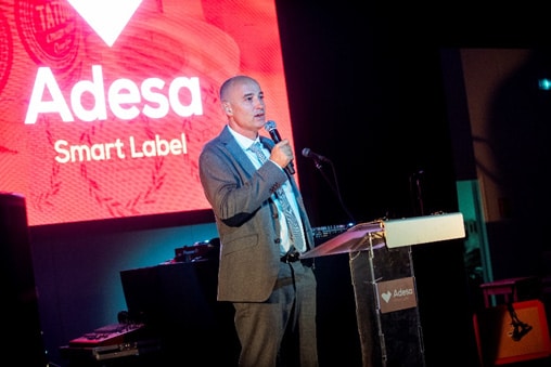 Brice Carugati, CEO Adesa, bei der Begrüßung der Gäste im neuen Produktionsgebäude