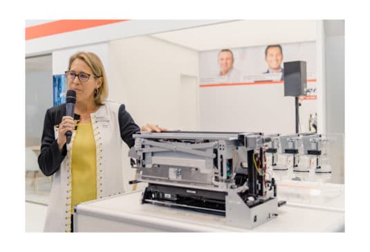 Kim Beswick, General Manager Memjet, präsentiert die DuraFlex Drucktechnologie auf der Labelexpo 2019
