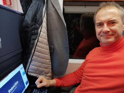 Der Zug wird zum rollenden Büro und während der Fahrt lässt sich so einiges Abarbeiten und der Stress reduzieren (Martin Voigt)