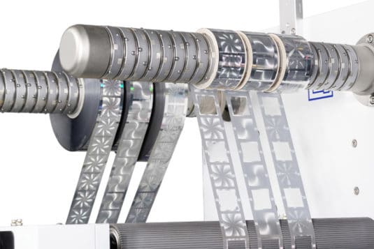 Mit dem KURZ-Modul DISTORUN® können holografische Einzelbilder im Kalttransfer verarbeitet werden. (Foto: Kurz)