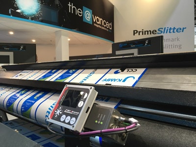 Ein konkretes Beispiel wie integrierte Prozesse mehr Nachhaltigkeit in der Verpackungsproduktion unterstützen, zeigt das Zusammenspiel des digitalen Linien- und Kontrastsensors CLS PRO 600 von BST eltromat mit einem Rollenschneider vom Typ ConSlitter und der integrativen Plattform the@vanced von Kampf Schneid- und Wickeltechnik. Die Integration schließt Fehlerquellen aus und vermeidet so Ausschuss (Quelle: BST eltromat)