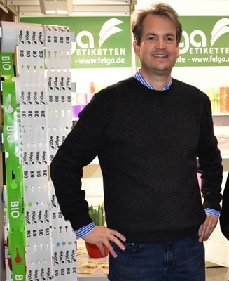 Phillip Grimm, Inhaber und Geschäftsführer der Felga Etiketten in Bad Zwischenahn: „Wir produzieren vorwiegend Kunststoffetiketten mit allen möglichen Eigenschaften.“ (Quelle: Felga Etiketten)