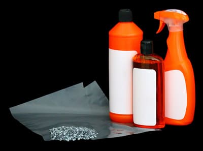 Aus den Stanzresten von Folienetiketten entstehen kleine PE-Pellets, die sich in der Produktion von Baufolien einsetzen (Quelle: Polifilm Extrusion)