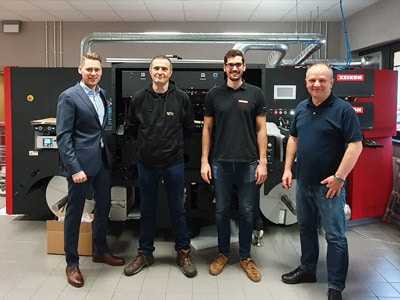 Von links nach rechts: Michał Kuczkowskim, Xeikon, Verkaufsleiter Polen; Jarosław Lewandowski, Arti-Bau, Produktionsdirektor; Lukasz Hapoński, Xeikon, Installationsingenieur und Paweł Jajszczyk, Xeikon, Druckberater und Ausbilder (Quelle: Xeikon)