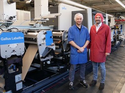 Neue Gallus Labelfire mit Low-Migration Ausstattung bei der Schelling AG: Tobias Grolimund (links) und Marcel Häsler (rechts) von Birkhäuser+GBC AG ziehen ein positives Fazit nach dem erfolgreichen Feldtest auf der Digitaldruckmaschine (Bildquelle: Gallus Ferd. Rüesch AG)