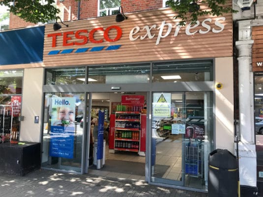 Covid19 fordert besondere Maßnahmen - Tesco, Großbritanniens führender Supermarkt, verkürzt die Zahlungsfristen für Kleinunternehmen auf fünf Tage (Quelle: Adrian Tippets)