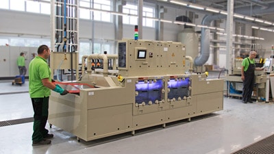 In der Galvanik werden die neuesten technischen und ökologischen Anforderungen erfüllt (Quelle: Spilker)