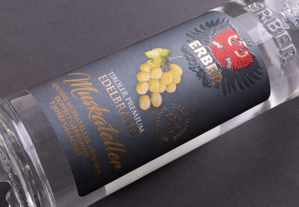 Eine der herausragenden Weinetiketten, die stellvertretend für viele weitere ausgezeichnete Produkte stehen (Quelle: Marzek Etiketten+Packaging)