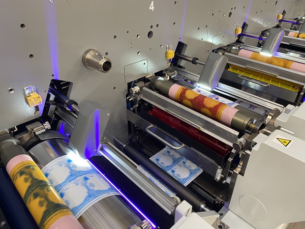 Blick in die Bobst M5 bei Eticod, die komplett mit UV-Härtung von Phoseon ausgestattet wurde (Quelle: Phoseon)