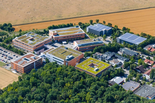 Das Luftbild der Schreiner Group verdeutlicht nicht nur die derzeitige Größe sondern auch die umweltorientierte Ausrichtung (Quelle: Schreiner Group)