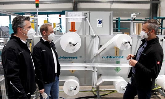 So entstehen FFP2-Masken: ruhlamat-Vertriebsleiter Erik Stegmann (rechts) erklärt´s den REA Kennzeichnungsprofis Frank Debusmann (links) und Daniel Wege (Quelle: REA)
