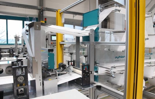 Produktion und Kennzeichnung von Masken Made in Germany: mit der Maschine von ruhlamat und Drucktechnologie von REA JET (Quelle: REA)